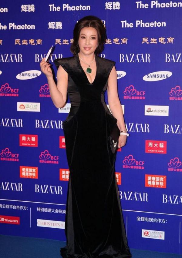 劉曉慶像是吃了“防腐劑”，穿絲絨套裝小露香肩，看不出快70歲了