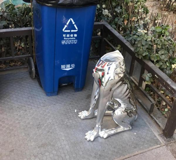 粉絲都說我家樓下神獸是&OpenCurlyDoubleQuote;鎮墓獸，刑天，還說奧特曼&rdquo;看我的調查