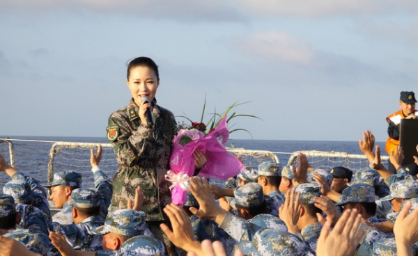 軍旅歌唱家雷佳：連登春晚舞臺12次，身家上億，丈夫身份不一般