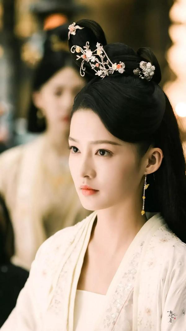 李沁，好貴典雅，是得不到的女人