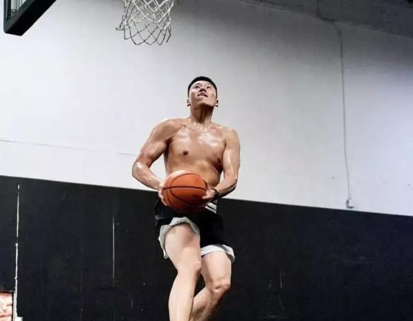 從衝擊NBA，到無球可打！場均僅4分，你真的不是中國男籃未來