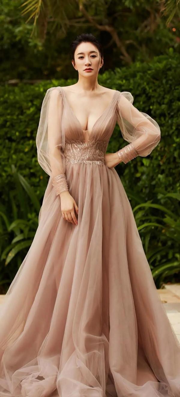 明星 李小冉 魅力無限，笑容迷人