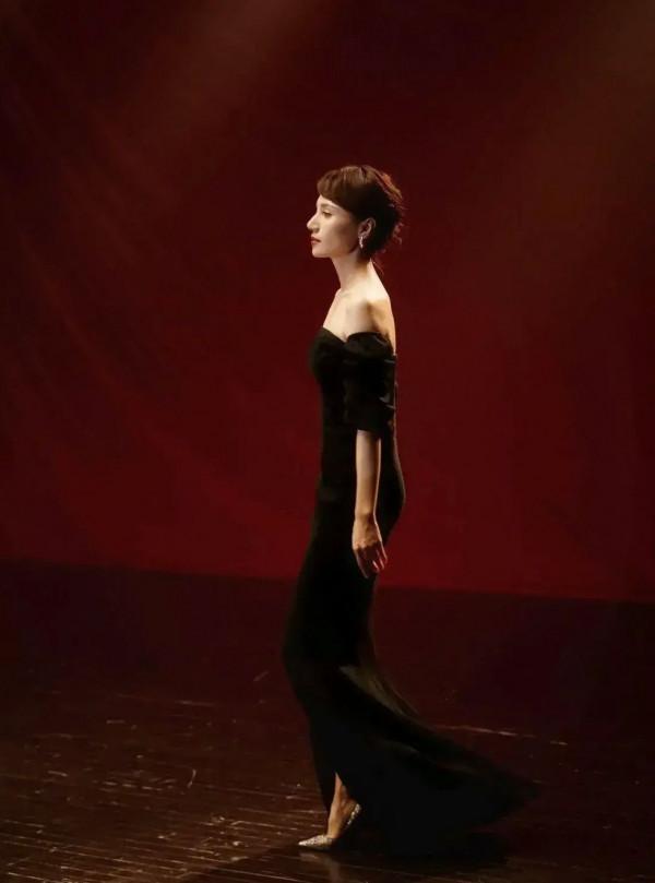 袁泉演繹東方女人的韻味兒，一襲黑色抹胸裙盤起頭髮，典雅又高貴