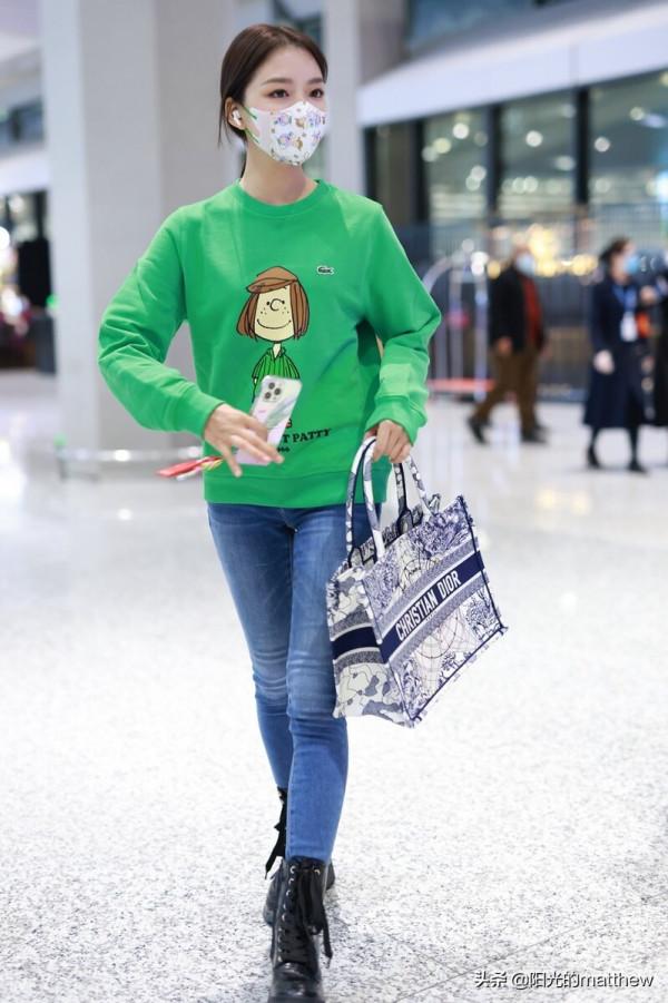 任敏身穿綠色卡通衛衣搭鉛筆牛仔褲,口罩搶眼是小可愛沒錯了 任敏身穿綠色卡通衛衣搭鉛筆牛仔褲,口罩搶眼是小可愛沒錯了