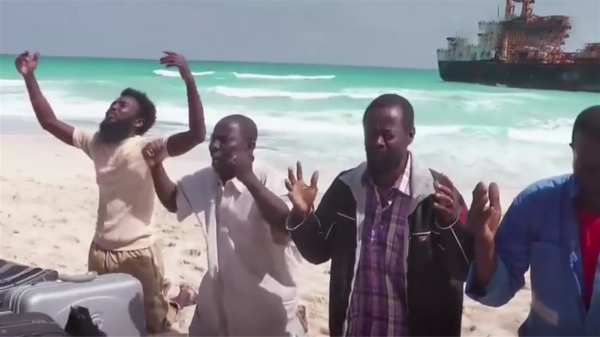 索馬利亞海盜最丟臉的搶劫：挾持貨船2年無人贖，還要養22名人質