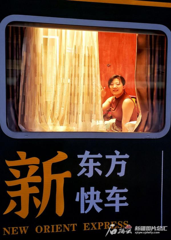 金秋時節,百餘名遊客乘“新東方快車”遊新疆 金秋時節,百餘名遊客乘“新東方快車”遊新疆