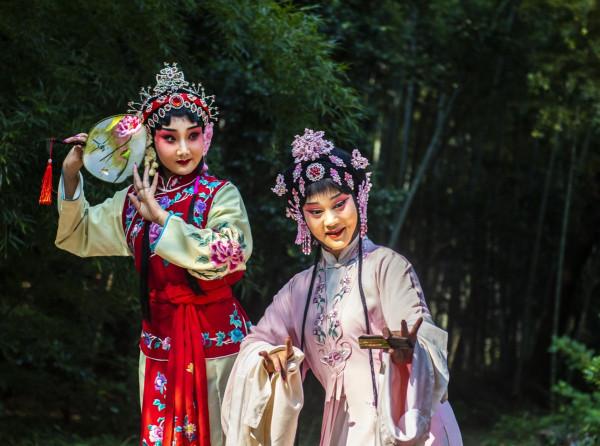 江西弋陽:潮玩中秋 情暖龜峰” 江西弋陽:潮玩中秋 情暖龜峰”