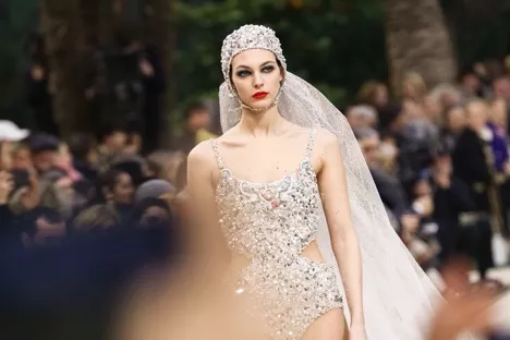 老佛爺離世前“最後一位靈感繆斯”：這是人類可以擁有的美貌嗎？