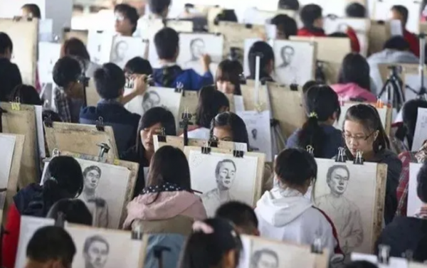 教育部通知，高中生迎來2個“壞訊息”，想上大學難度直線上升