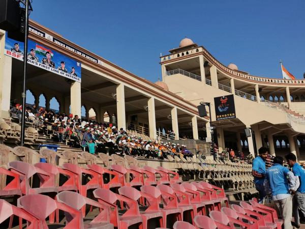 一場莊嚴，滑稽，充滿戲劇性的降旗儀式