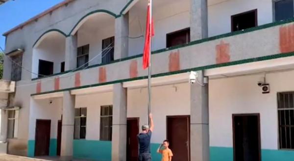 湖南山區一小學,一師一生最後的開學第1課,下課後孩子也離開了 湖南山區一小學,一師一生最後的開學第1課,下課後孩子也離開了