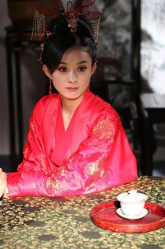 戲點鴛鴦錯點鴛鴦是趙麗穎很早期的作品,在裡面穎寶也是古靈精怪 戲點鴛鴦錯點鴛鴦是趙麗穎很早期的作品,在裡面穎寶也是古靈精怪