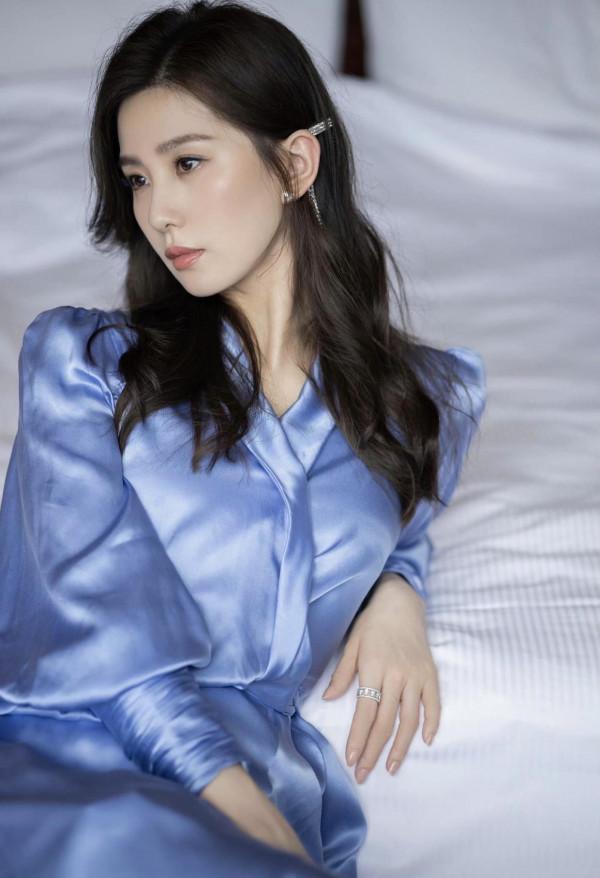 有一種高階感叫劉詩詩穿真絲連衣裙，明明很簡單，她卻穿出國際範