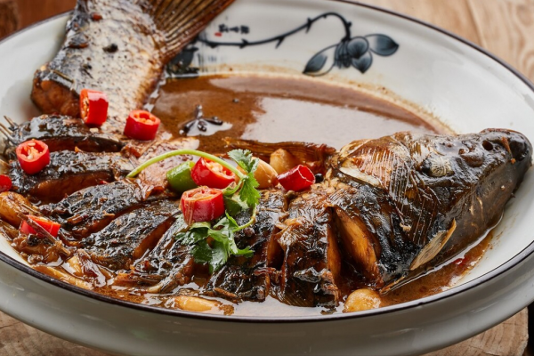 不管燉什麼魚，別用料酒去腥，多放一種醬，魚肉香嫩鮮美，無腥味