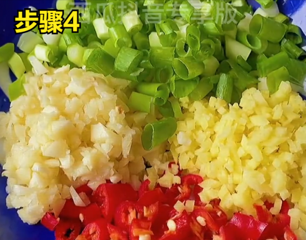 水煮肉片按這個步驟製作，一碗都不夠吃