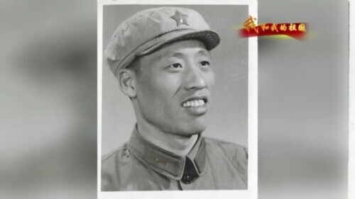 這個敬禮看哭了!父親失去雙手雙腿,女兒幫他祭奠犧牲戰友 這個敬禮看哭了!父親失去雙手雙腿,女兒幫他祭奠犧牲戰友