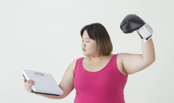 這姑娘月薪8K，貸款60W區去健身？