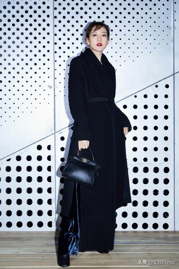 王鷗新發型堪比“整容”，剪空氣劉海穿黑大衣變軟妹，形象大變樣
