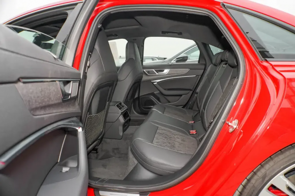 配6缸發動機可4.5秒破百，車長4954mm，真的是“西裝暴徒”？