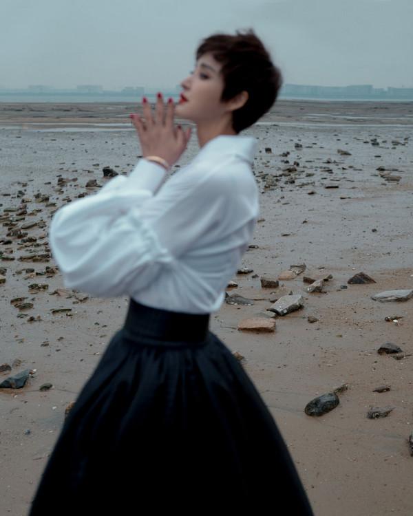 袁弘張歆藝夫婦金雞電影節期間拍攝寫真 黑白極簡造型展盎然之美