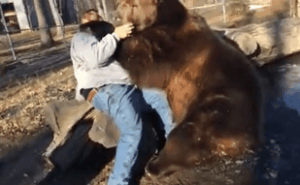 30張照片看世界:美國劫匪被奪槍,日本怪異廣告,義大利空姐遊行 30張照片看世界:美國劫匪被奪槍,日本怪異廣告,義大利空姐遊行