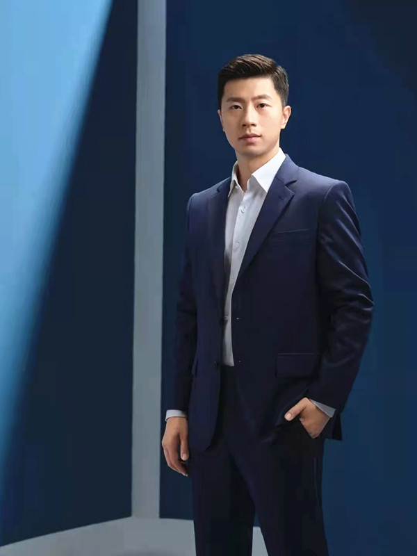 “乒乓王子”馬龍不愧是男神，穿出西裝帥出天際，劉國樑都羨慕