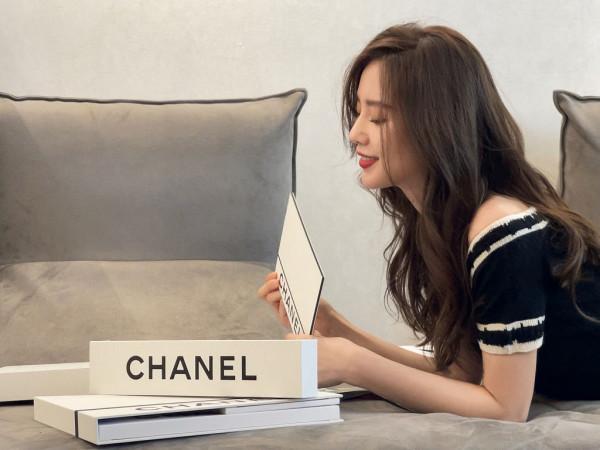 劉詩詩黑色修身禮服小露香肩 波浪捲髮映襯精緻眉眼氣質超然