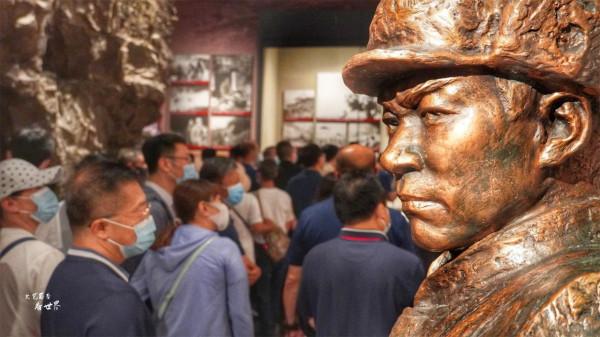 丹東是一座英雄的城市，抗美援朝紀念館每天都人山人海，令人感動