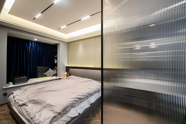 92㎡現代簡約風，“三房改兩室”超大收納空間，高品位低奢華