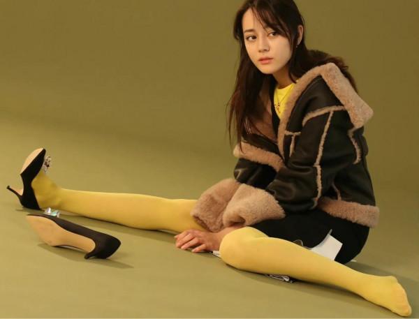 迪麗熱巴 這褲襪的顏色真迷人（大圖）