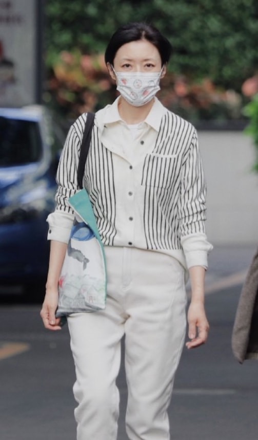 周濤主持春晚合影，磨皮後不像她了，氣質是優雅但真人並不年輕