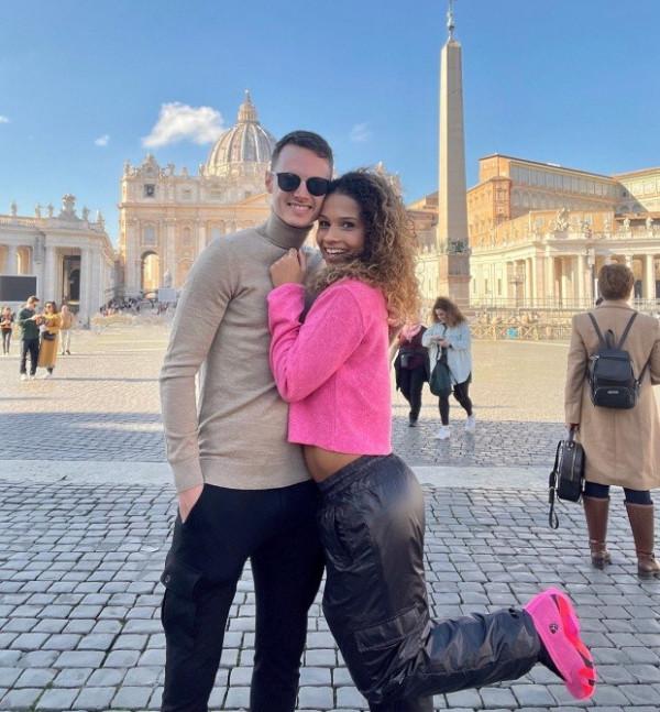 緣分啊！荷蘭球員比賽中吃到紅牌，四個月後裁判成了他的女朋友