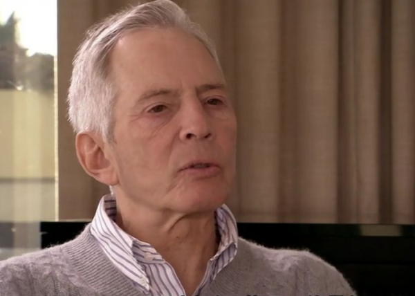 2001年，美國男子釣魚時發現屍體，兇手卻是男扮女裝的億萬富豪