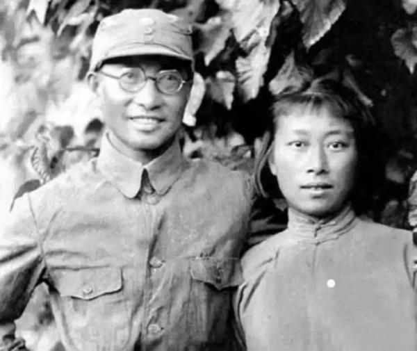 1943年，陳賡經常去延河邊，大家問他去幹嘛，他炫耀說：去接老婆