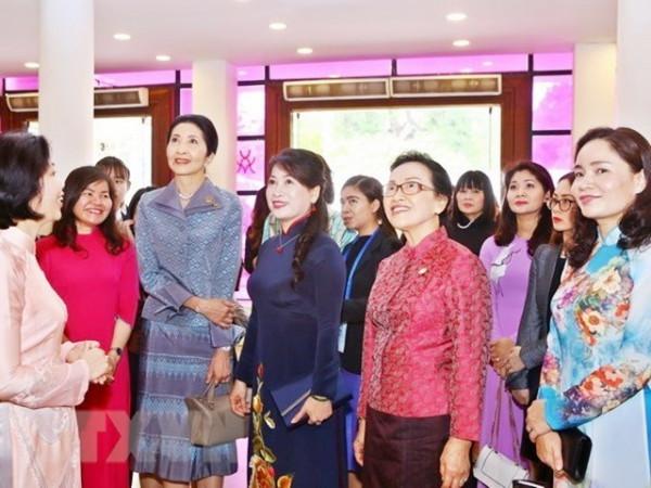 越南第一夫人小圓臉驚豔，笑出雙下巴依然高貴，富太太氣質真高階