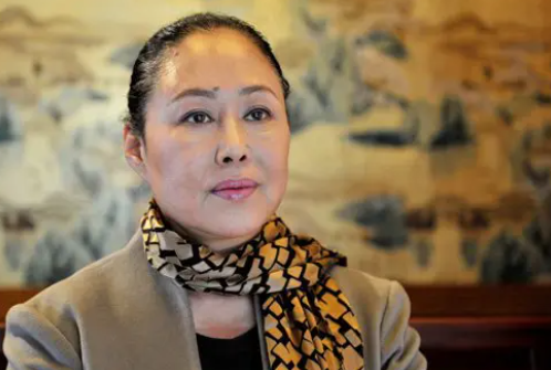 一婚被家暴，二婚被嫌棄，三婚惹爭議，71歲的斯琴高娃怎樣了？