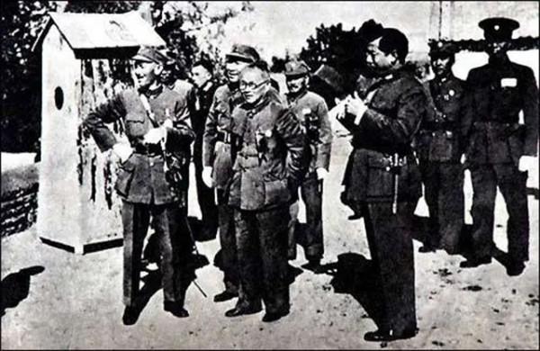 萬毅在毛主席身邊吃飯，主席吃著麵條說：你可真是張作霖的餘孽呀