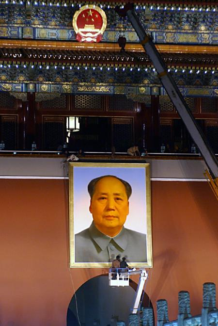 毛主席新畫像掛上天安門後，北京市民提出意見：為何只有一隻耳朵