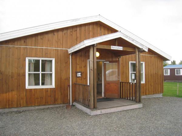 自駕環冰島，住一晚湖邊小木屋，有山有水風景優美