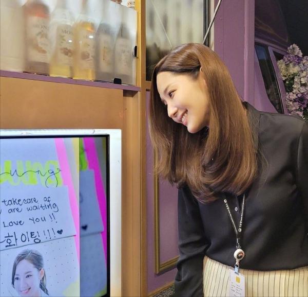 35歲樸敏英近照:黑襯衫配條紋長褲職場範兒十足,顏值全面回春 35歲樸敏英近照:黑襯衫配條紋長褲職場範兒十足,顏值全面回春