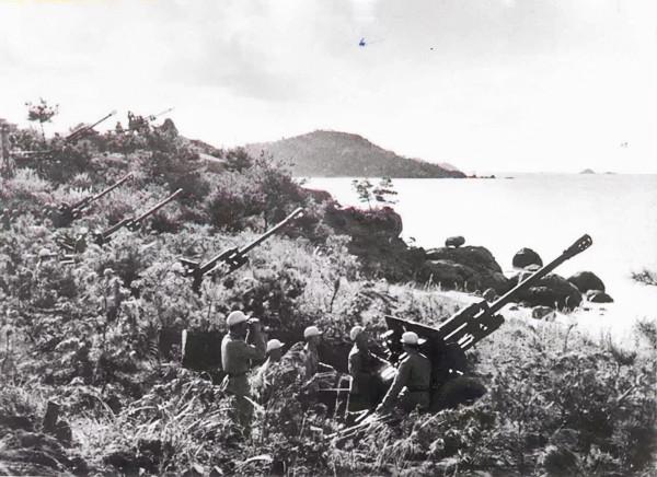 志願軍捕俘，對面傳來中國話，戰士想起上級的叮囑，抬手就是一槍