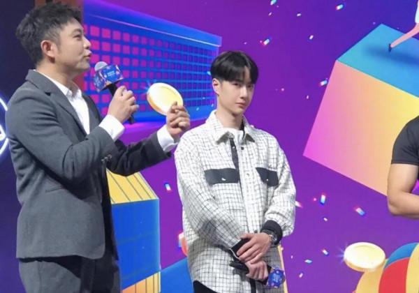 組圖：王一博見面會齊劉海造型乖巧 主持人現場安利《風起洛陽》