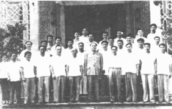 1976年，毛主席臨終前幾次要求回韶山滴水洞，為何中央沒有同意？