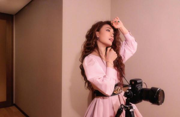 容祖兒衣帽間自拍大片曝光 粉裙波浪捲髮俏皮可愛