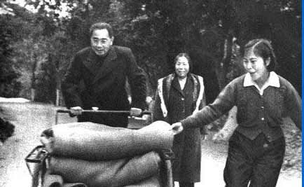 周總理被“自己人”出賣,差點被炸身亡,毛主席震怒:快去救人 周總理被“自己人”出賣,差點被炸身亡,毛主席震怒:快去救人