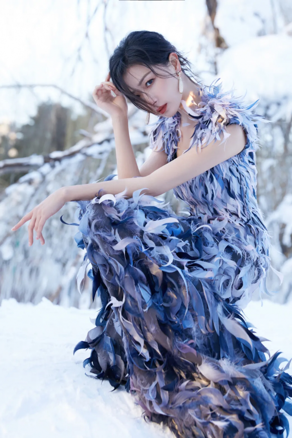 內娛女明星真的拼，在雪地裡穿露肩連衣裙