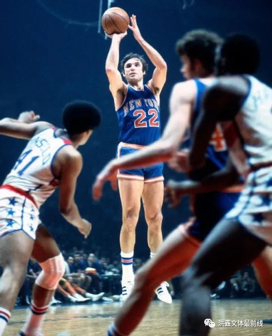 作為 1970 年代尼克斯隊的核心和靈魂人物，是一名防守型終結者