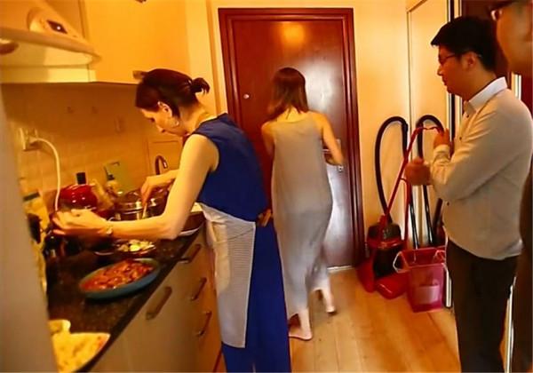 23㎡公寓有7居室，衛生間塞下浴缸？這對小倆口的家也太絕了