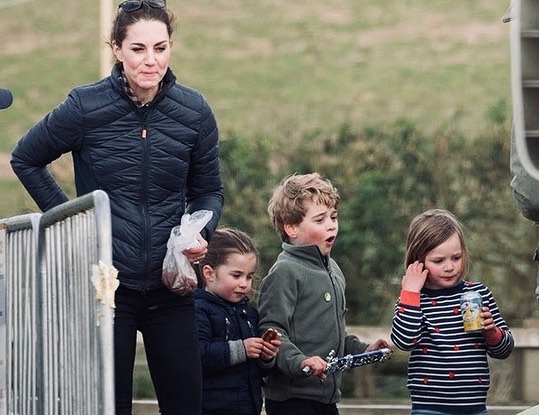 劍橋三寶趣事記！愛和表兄妹瘋玩笑鬧，3歲路易王子是快樂捧場王