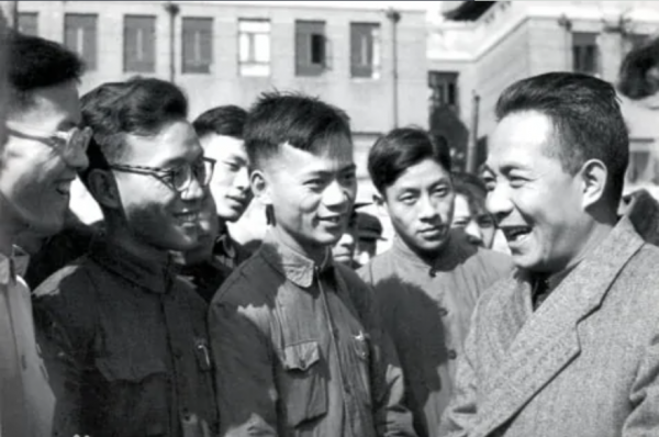 鄧小平點名陳丕顯到總政工作，餘秋裡託王震反映：我想和他換一換